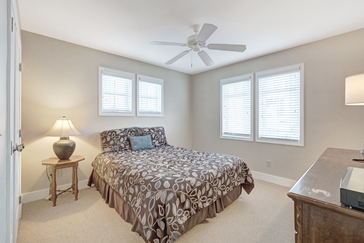 Guest Bedroom--- Queen Size Bed