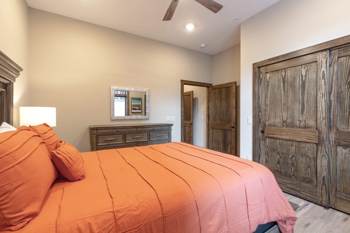Guest Bedroom--- Queen Size Bed
