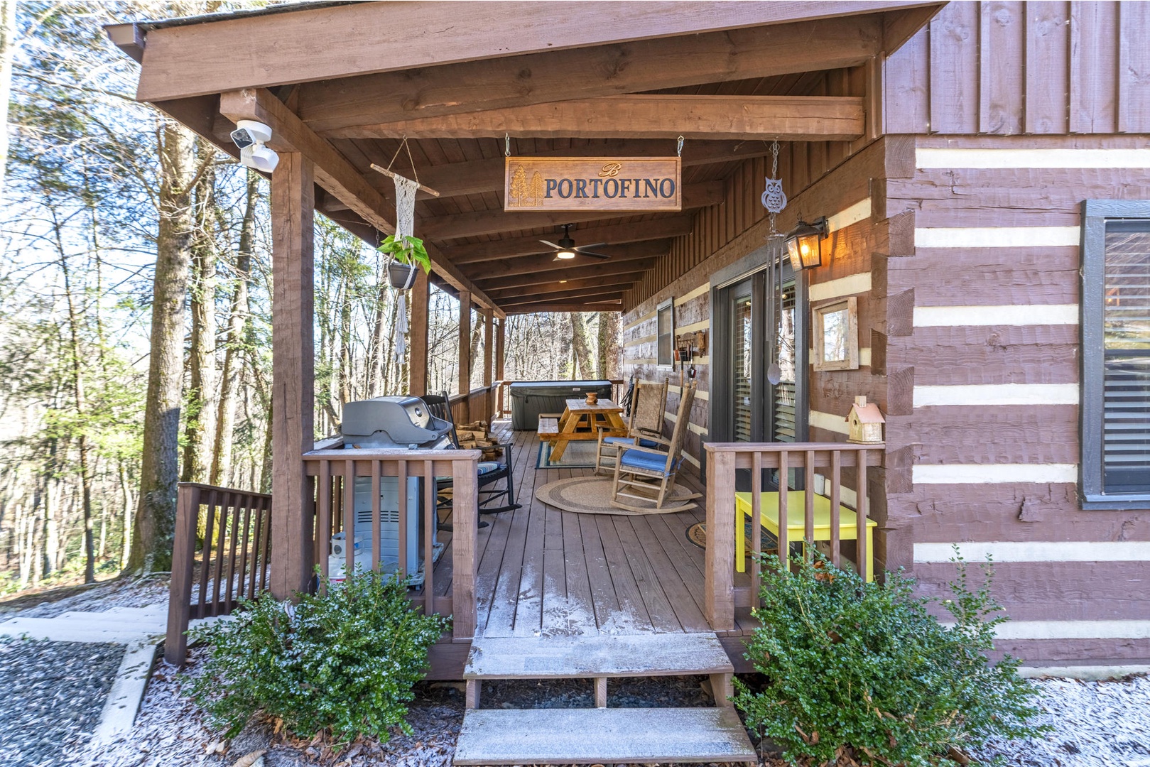 A Portofino Cabin--- Pet Friendly with Hot Tub