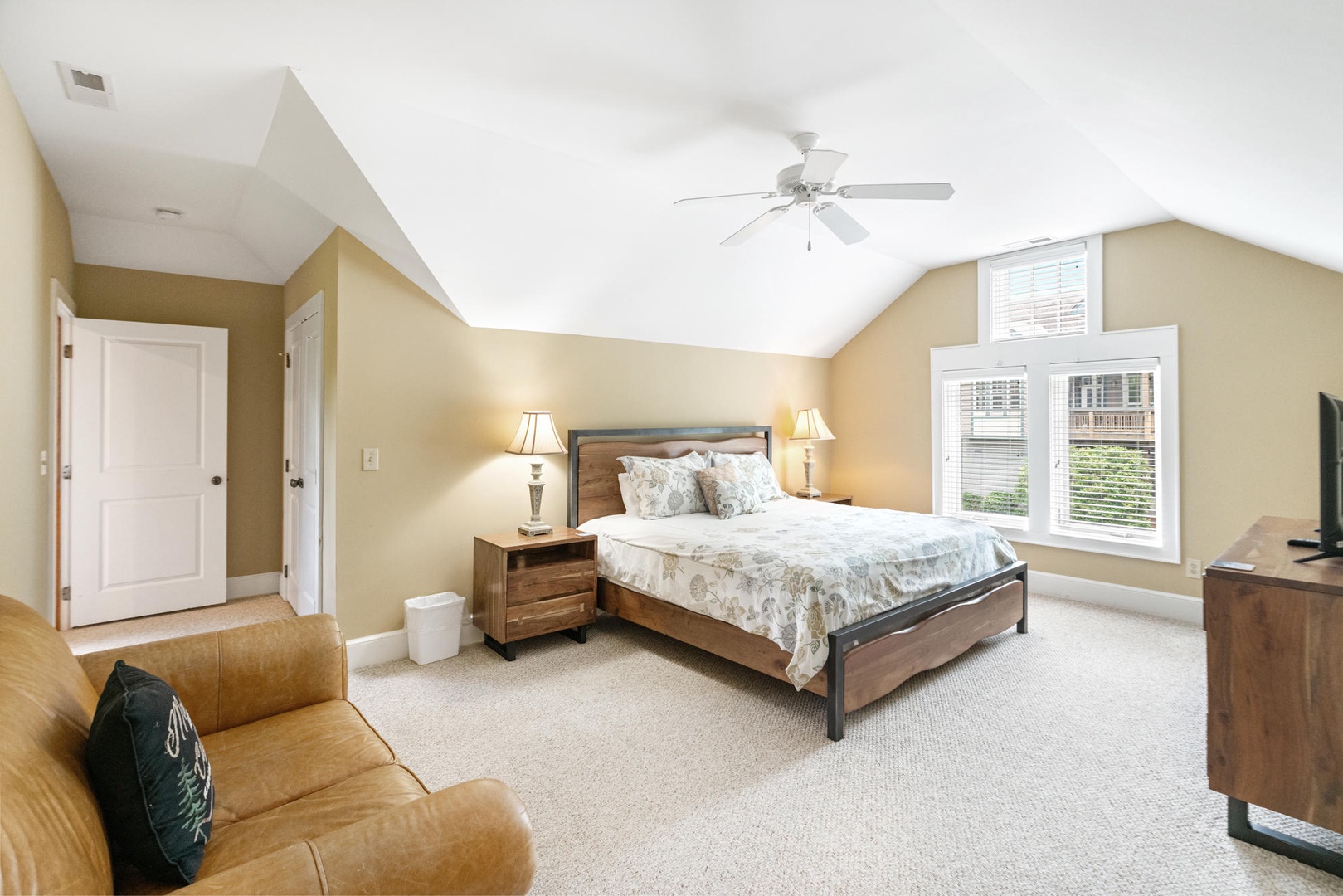 Guest Bedroom---King Size Bed, Upstairs