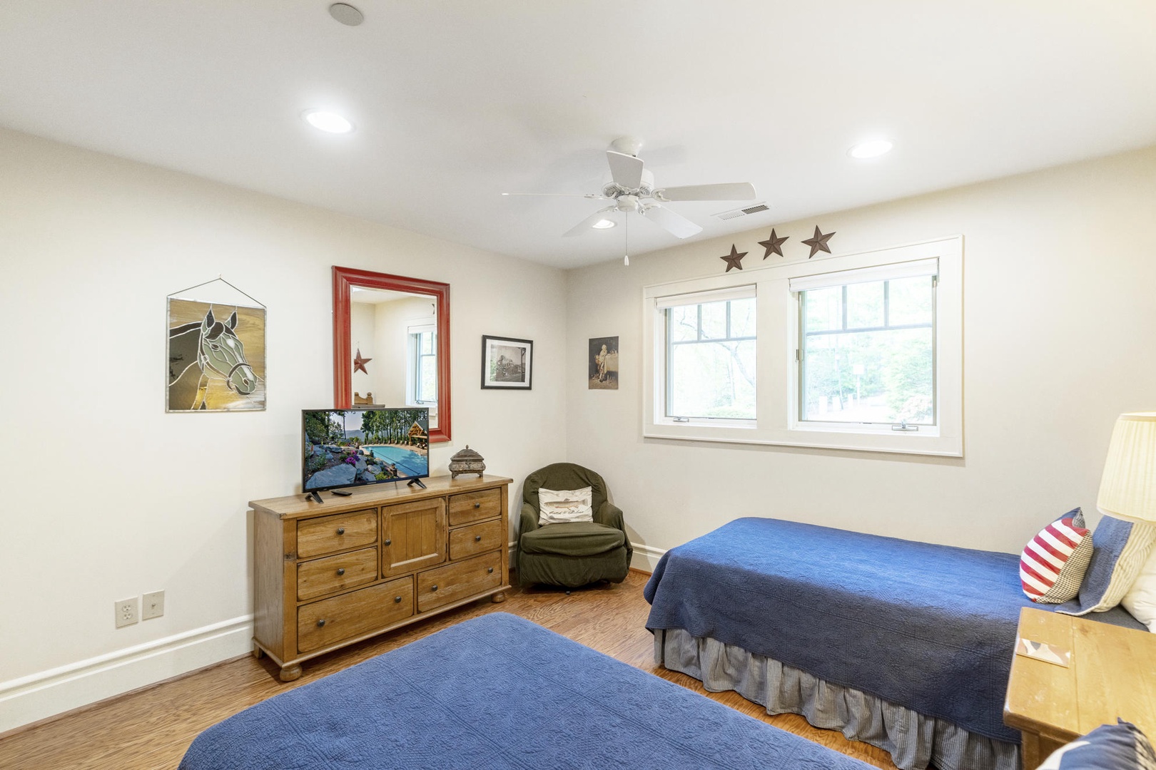 Upstairs Guest Bedroom---Twin Beds, Television