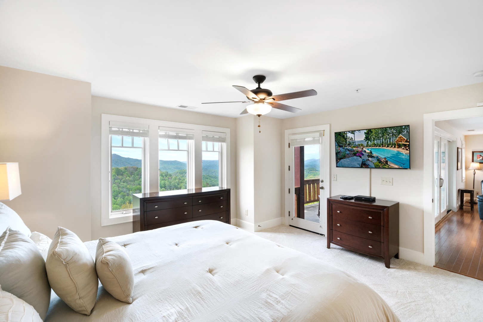Primary Bedroom---King Size Bed, TV, Mountain View