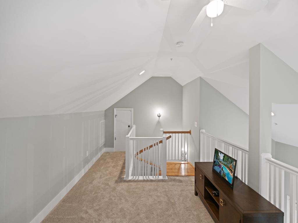Loft Area---TV