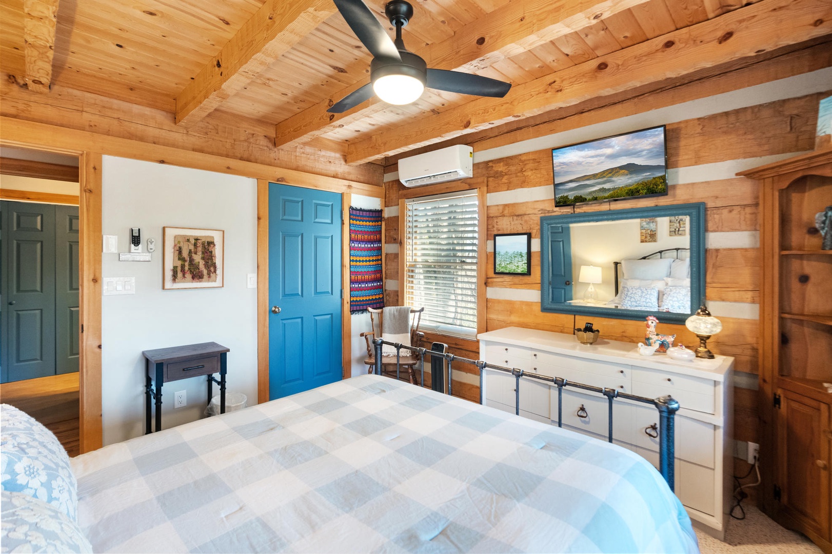 Primary Bedroom--- Queen Size Bed, TV