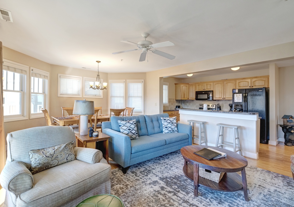 Open Floor Plan--- Bright and Inviting