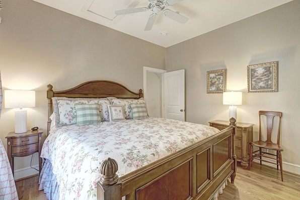 Guest Bedroom--- King Size Bed, Upstairs