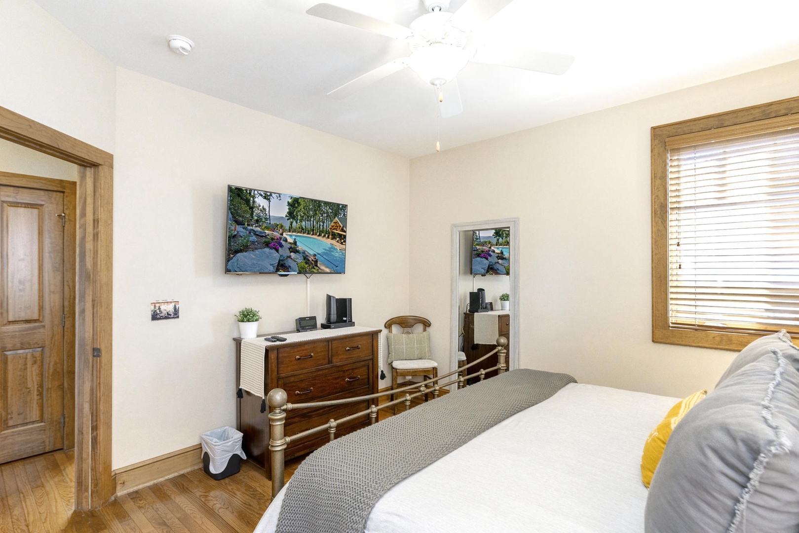 Primary Bedroom---King Size Bed, TV