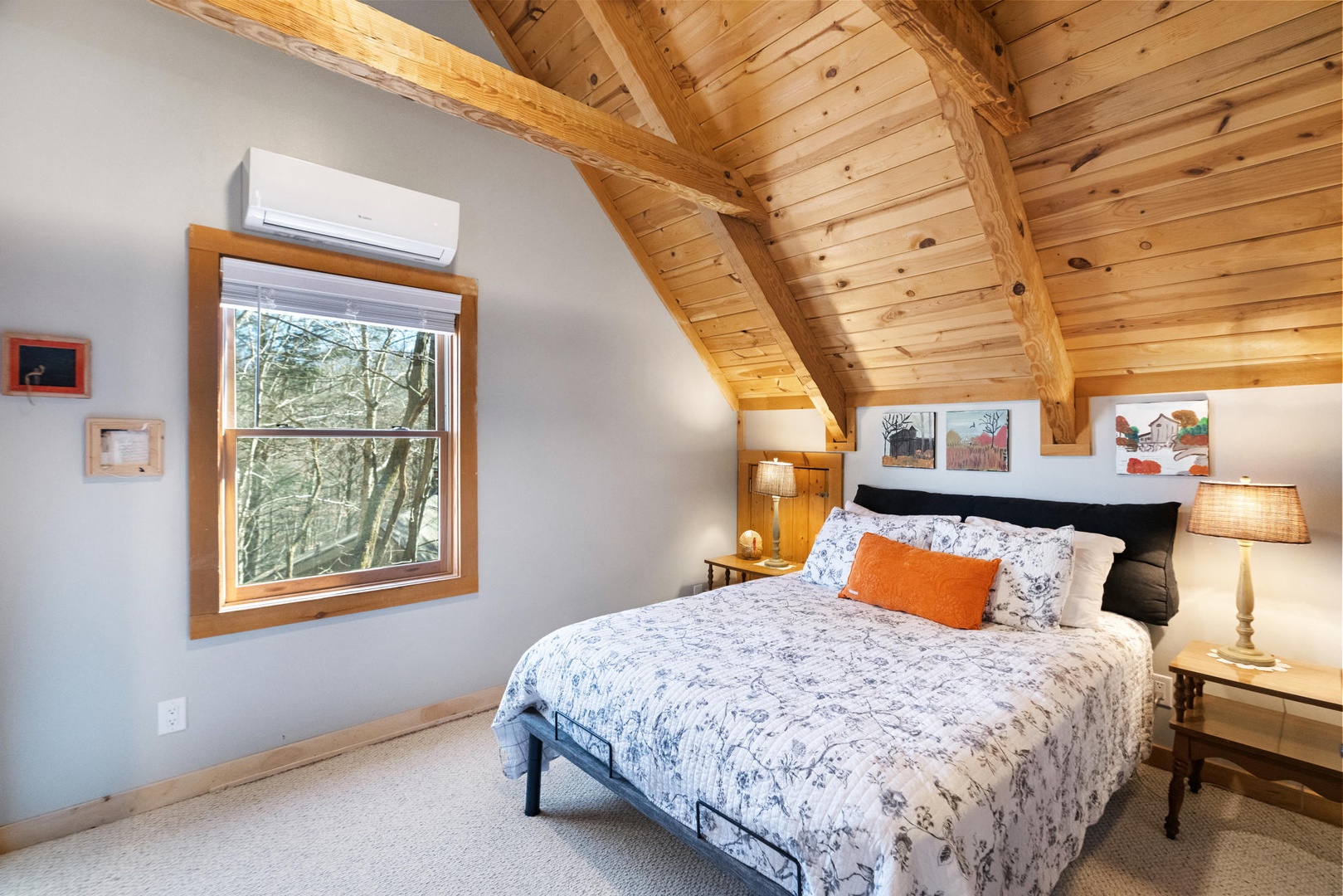 Guest Bedroom---Queen Size Bed, Upstairs