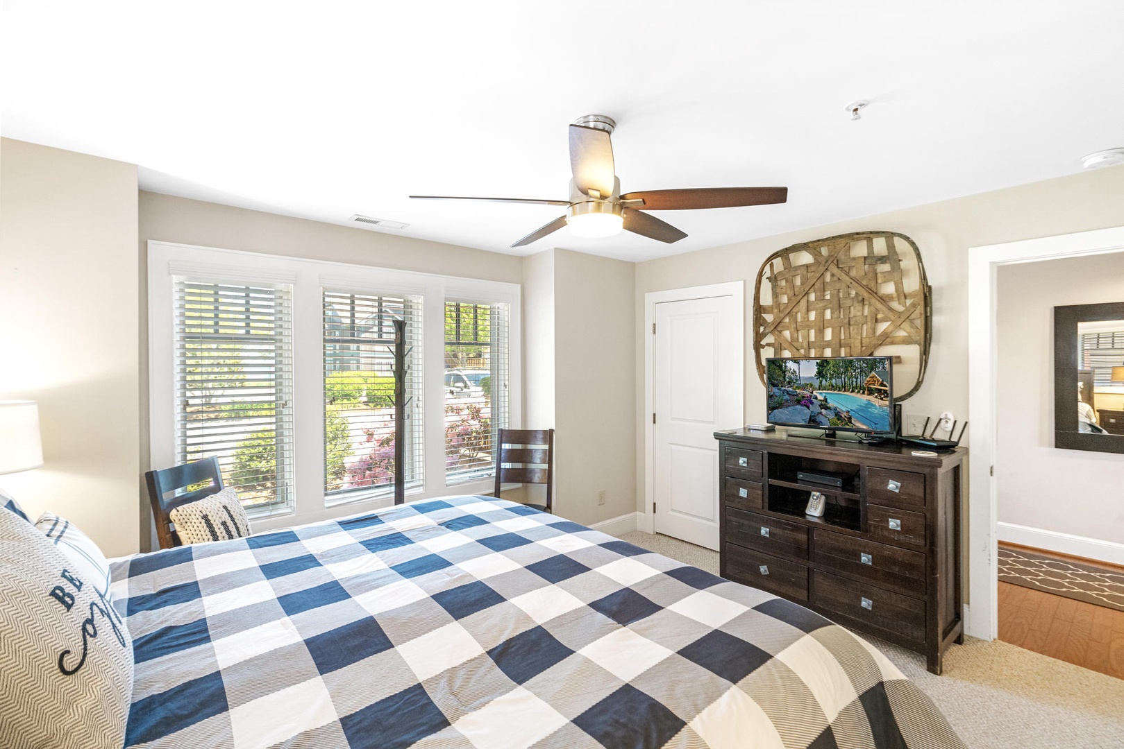 Guest Bedroom---Queen Size Bed, TV
