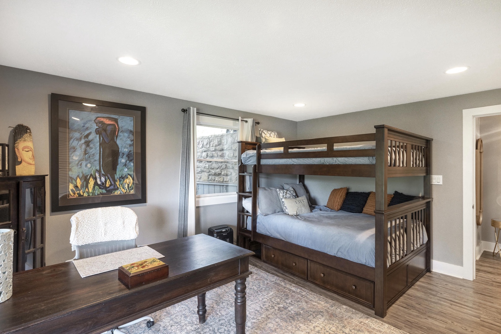 Guest Bedroom---Queen Bunk Beds, Television, Downstairs