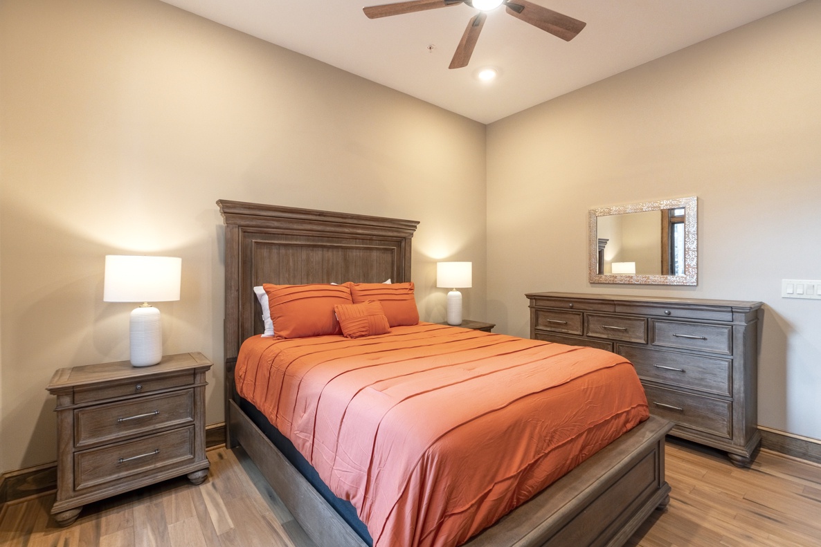 Guest Bedroom--- Queen Size Bed