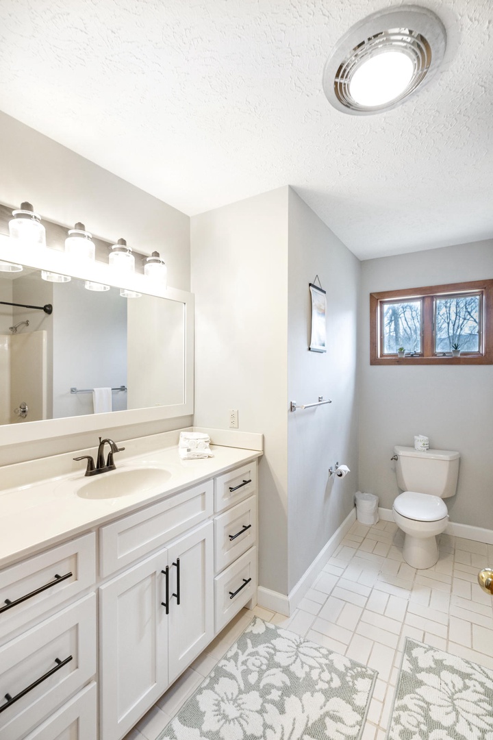 Guest Bathroom---Main Floor, Tub/Shower