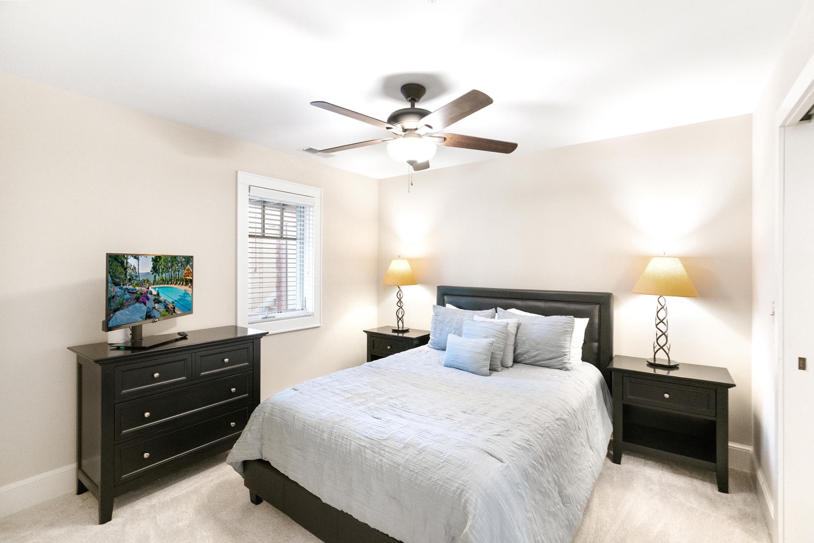 Guest Bedroom---Queen Size Bed, TV