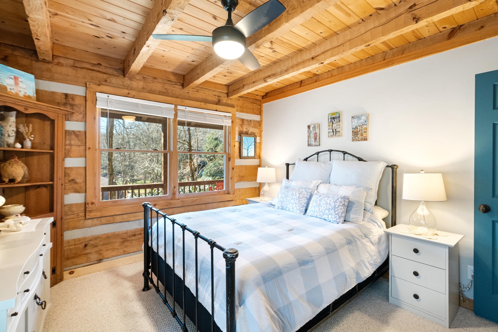 Primary Bedroom--- Queen Size Bed, Main Floor