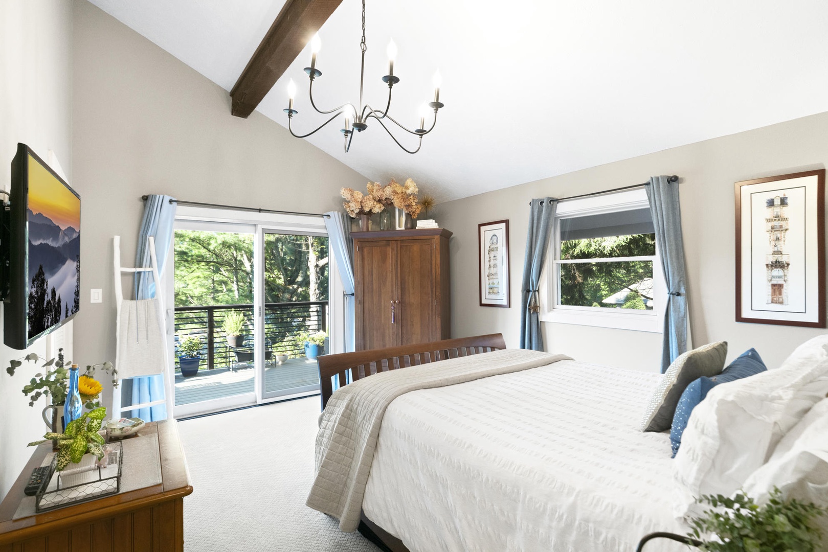 Primary Bedroom---Queen Size Bed, Main Floor
