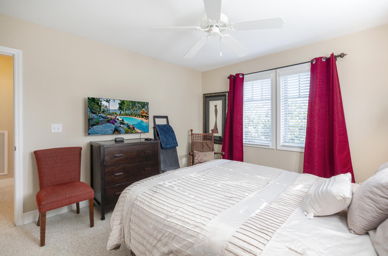 Guest Bedroom--- Queen Size Bed, TV