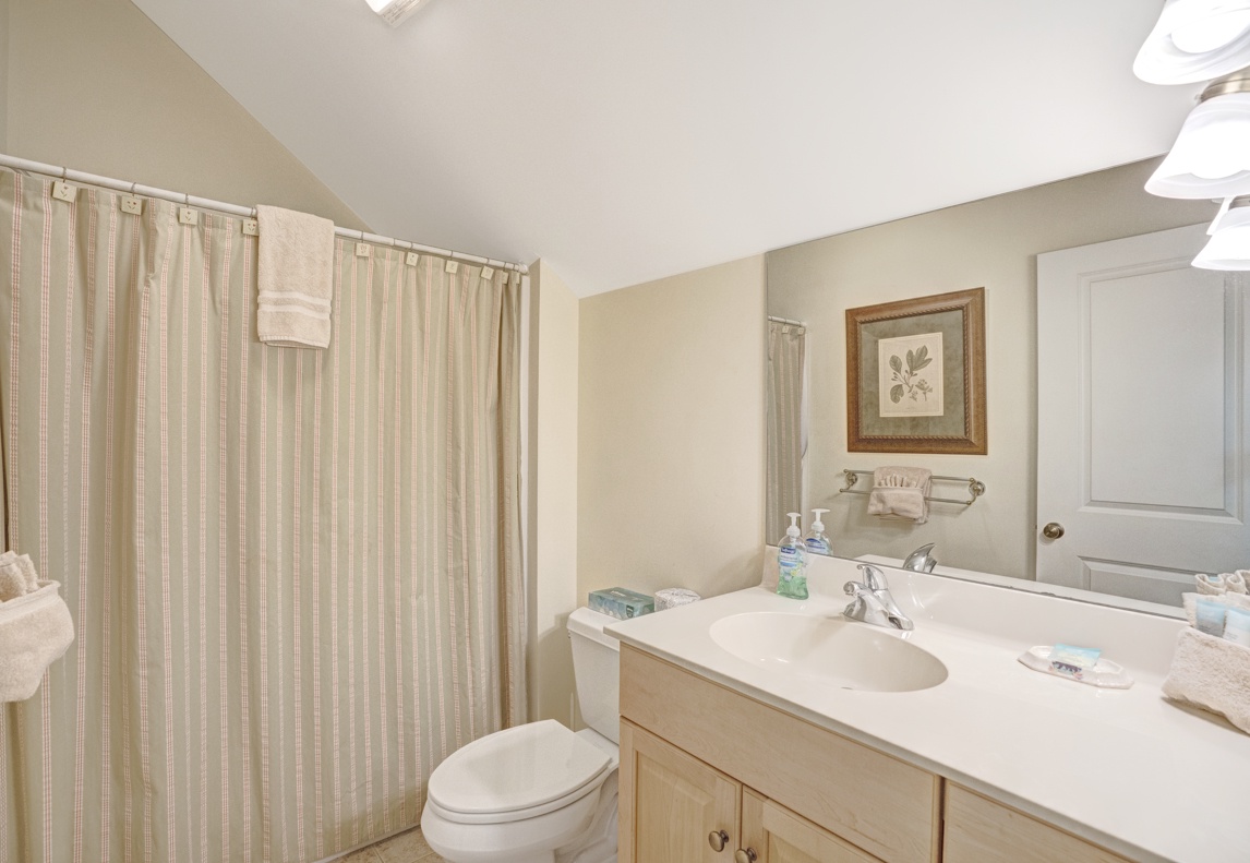 Guest Bathroom--- Upstairs