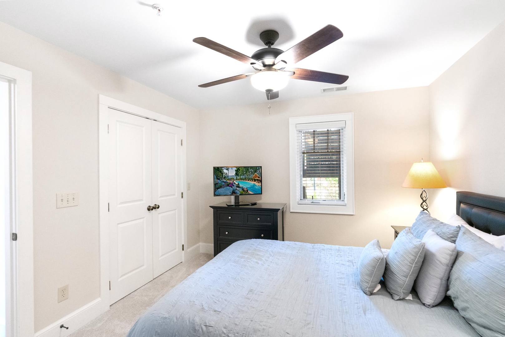 Guest Bedroom---Queen Size Bed, TV