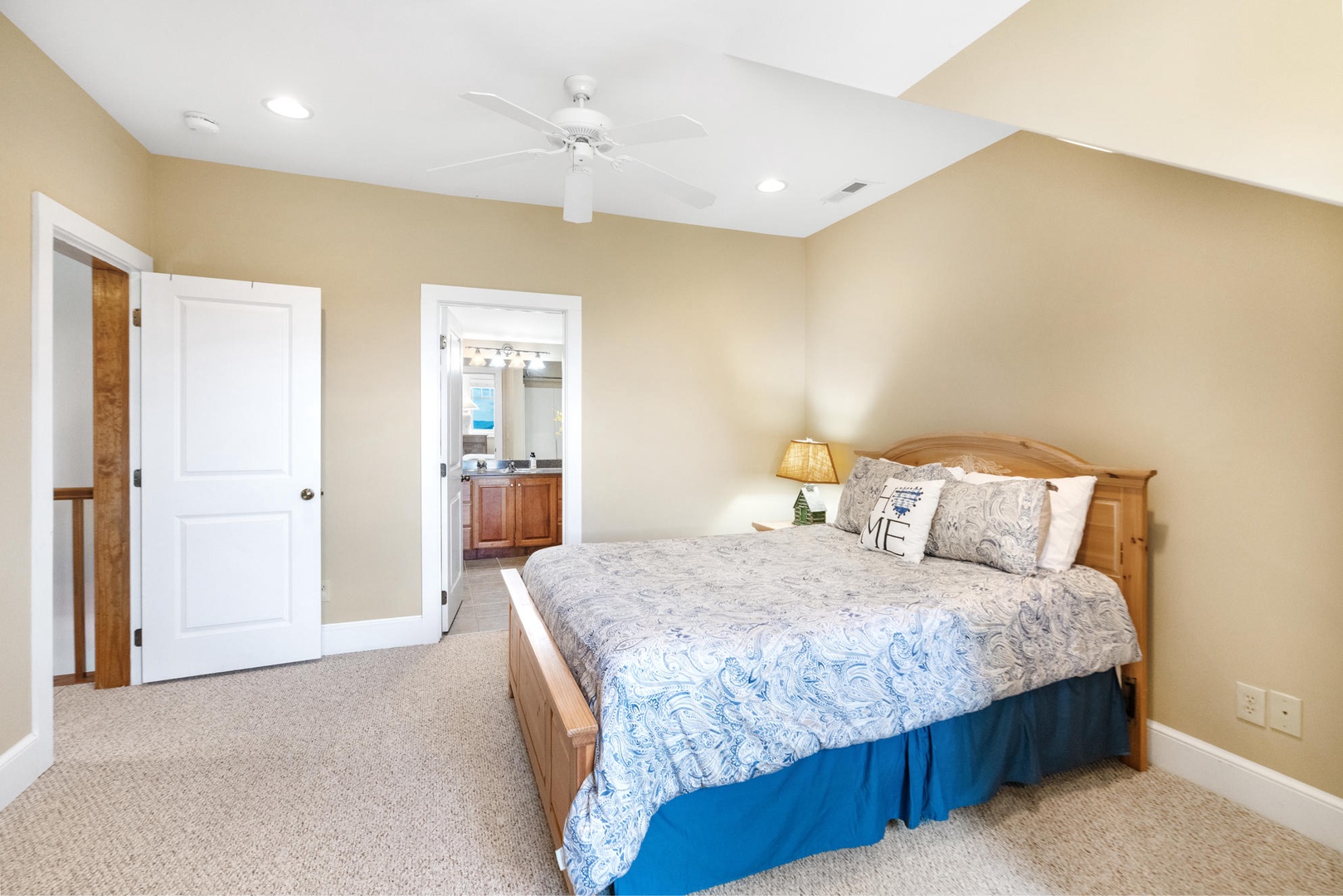 Guest Bedroom---Queen Size Bed, Upstairs