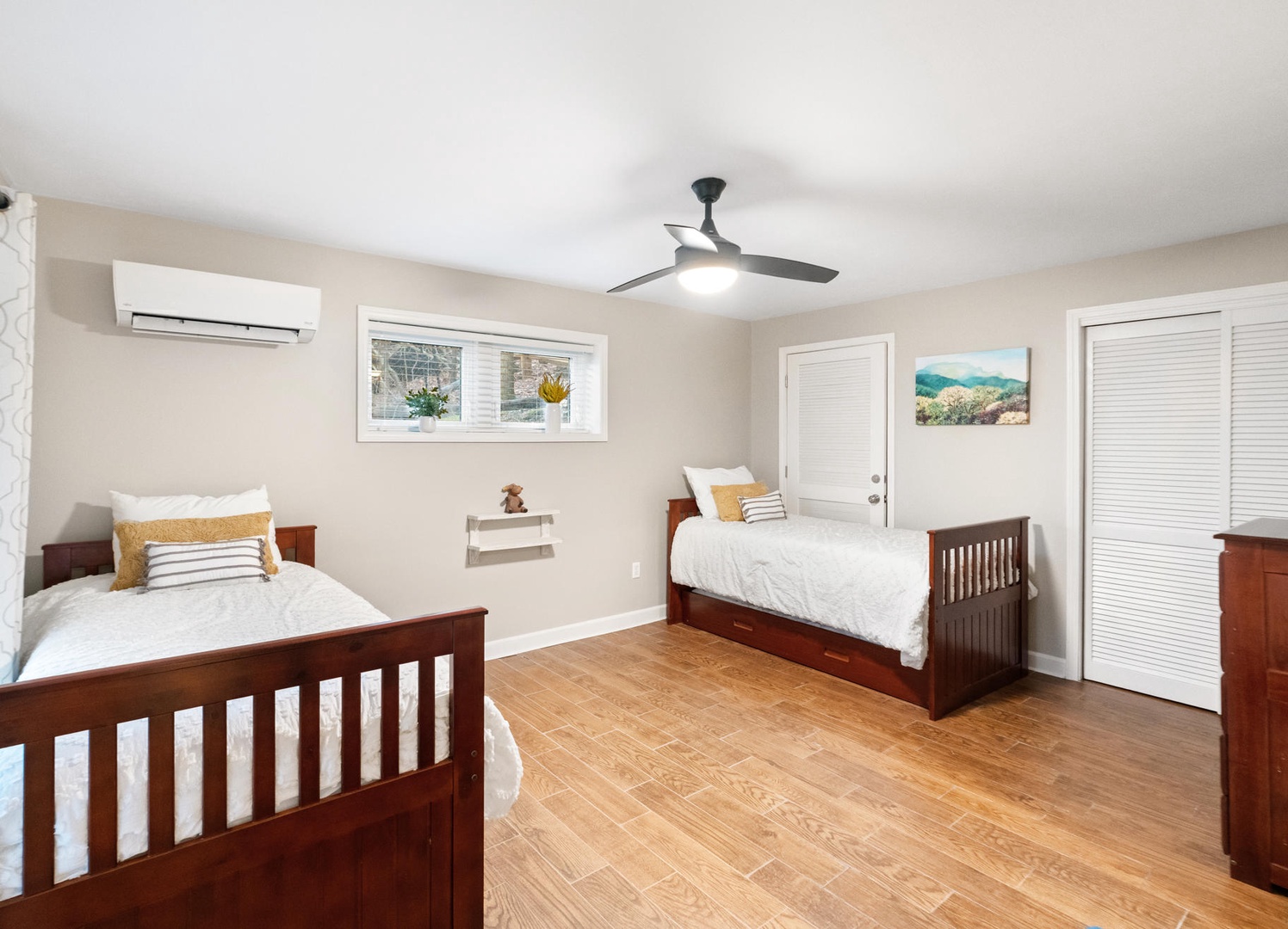 Guest Bedroom---Two Twin Beds, Downstairs