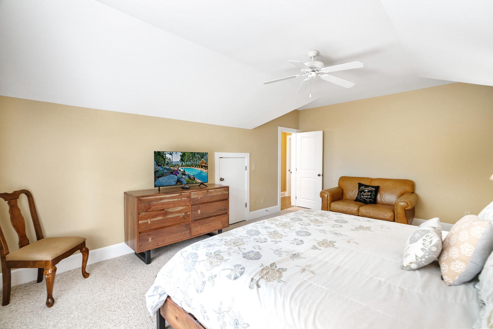 Guest Bedroom---King Size Bed, TV, Upstairs