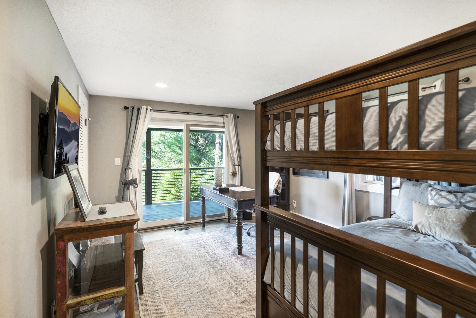Guest Bedroom---Queen Bunk Beds, Television, Downstairs