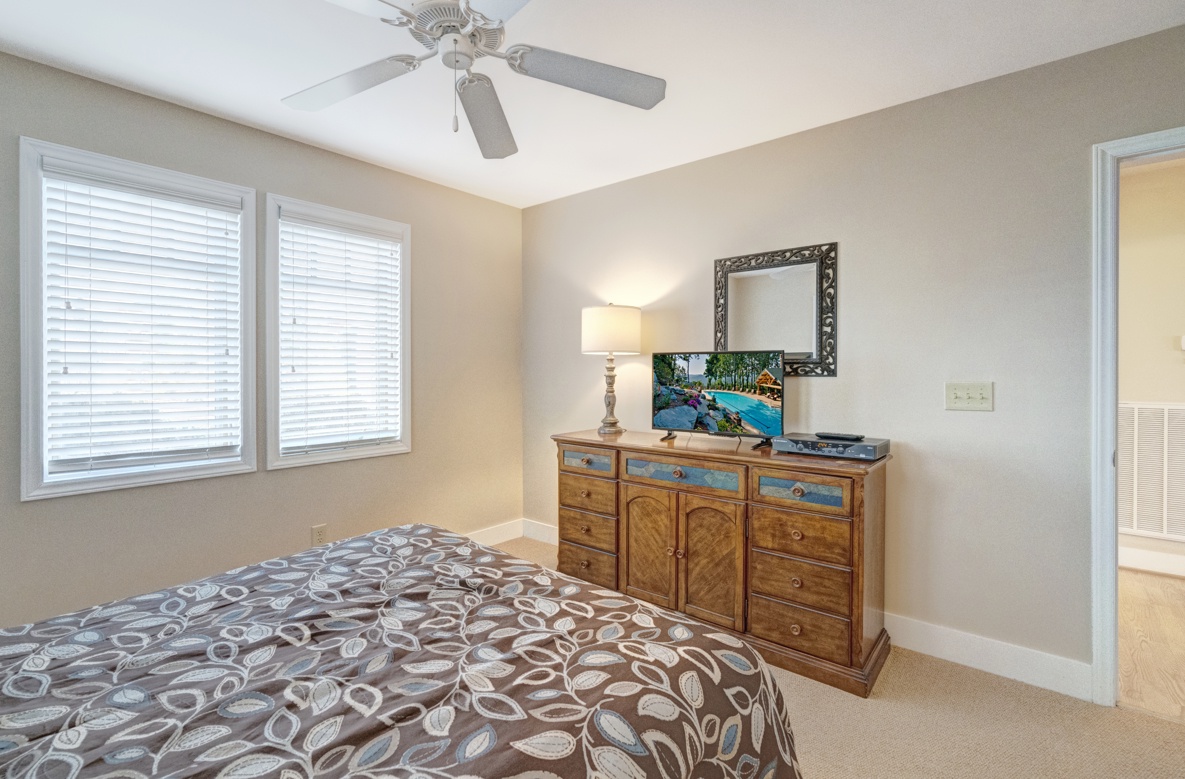 Guest Bedroom--- Queen Size Bed, TV