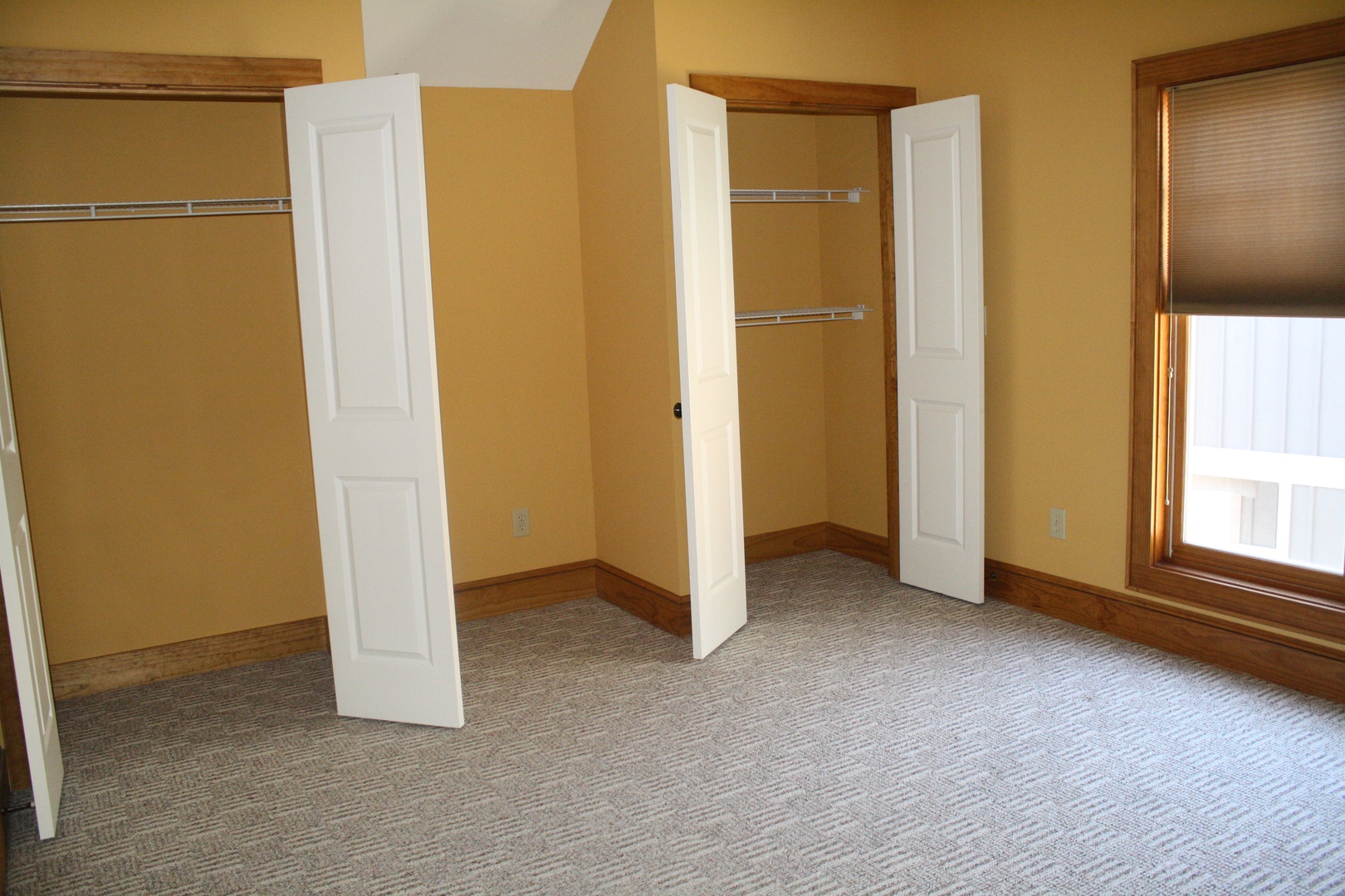 Guest Bedroom (Upstairs)