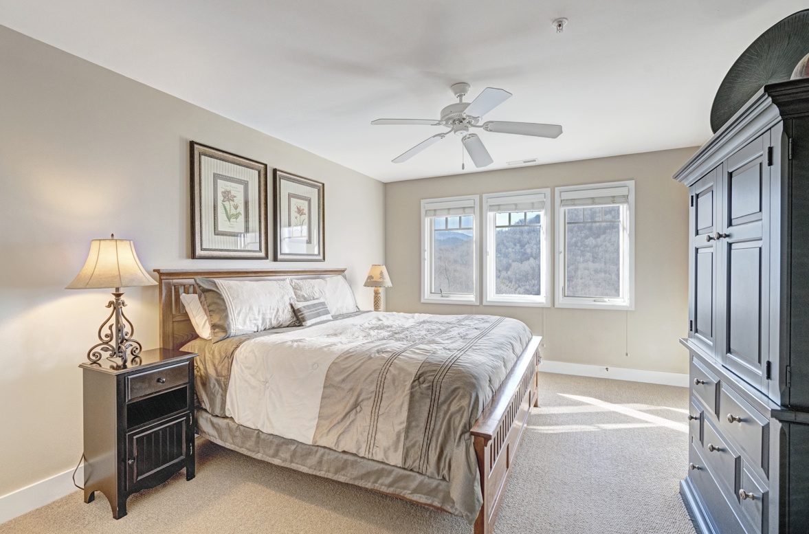 Primary Bedroom--- King Size Bed