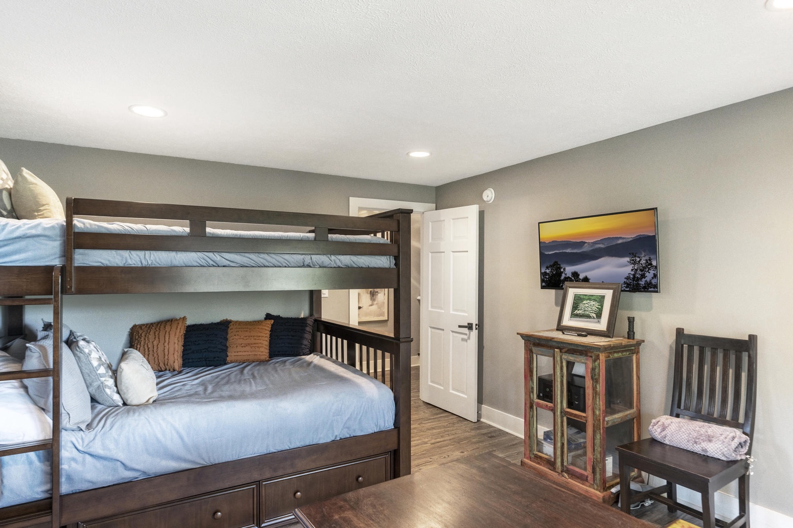 Guest Bedroom---Queen Bunk Beds, Television, Downstairs