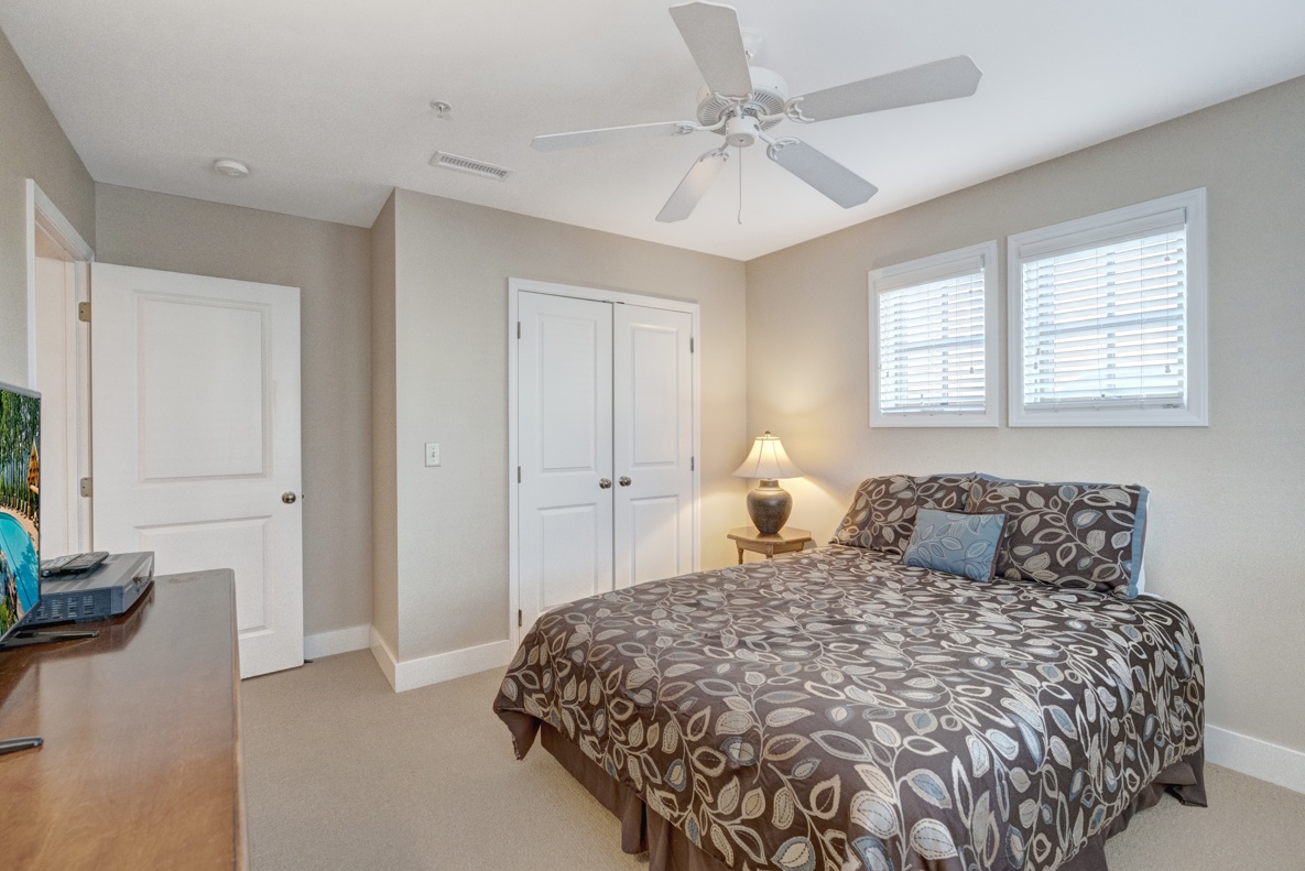 Guest Bedroom--- Queen Size Bed