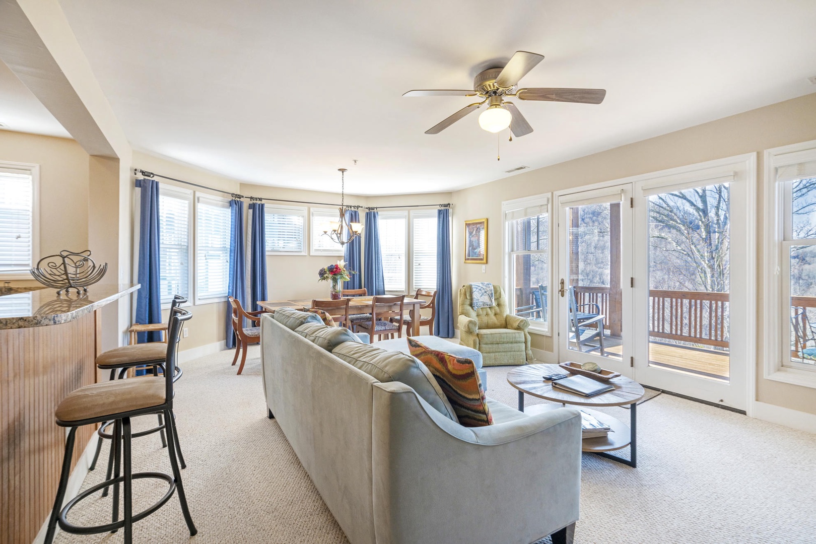 Open Floor Plan--- Bright and Inviting