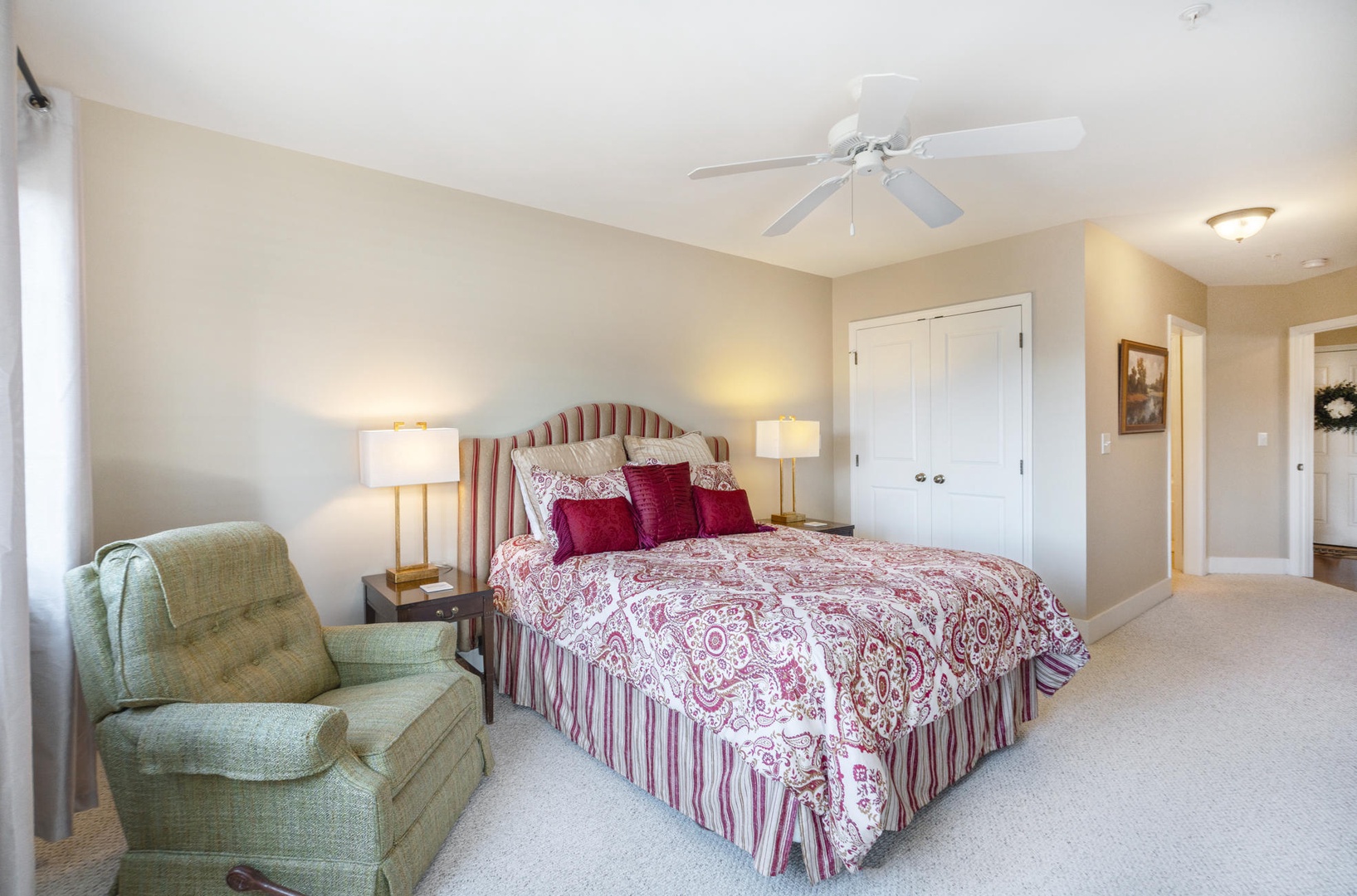 Primary Bedroom--- Queen Size Bed, TV, Mtn View