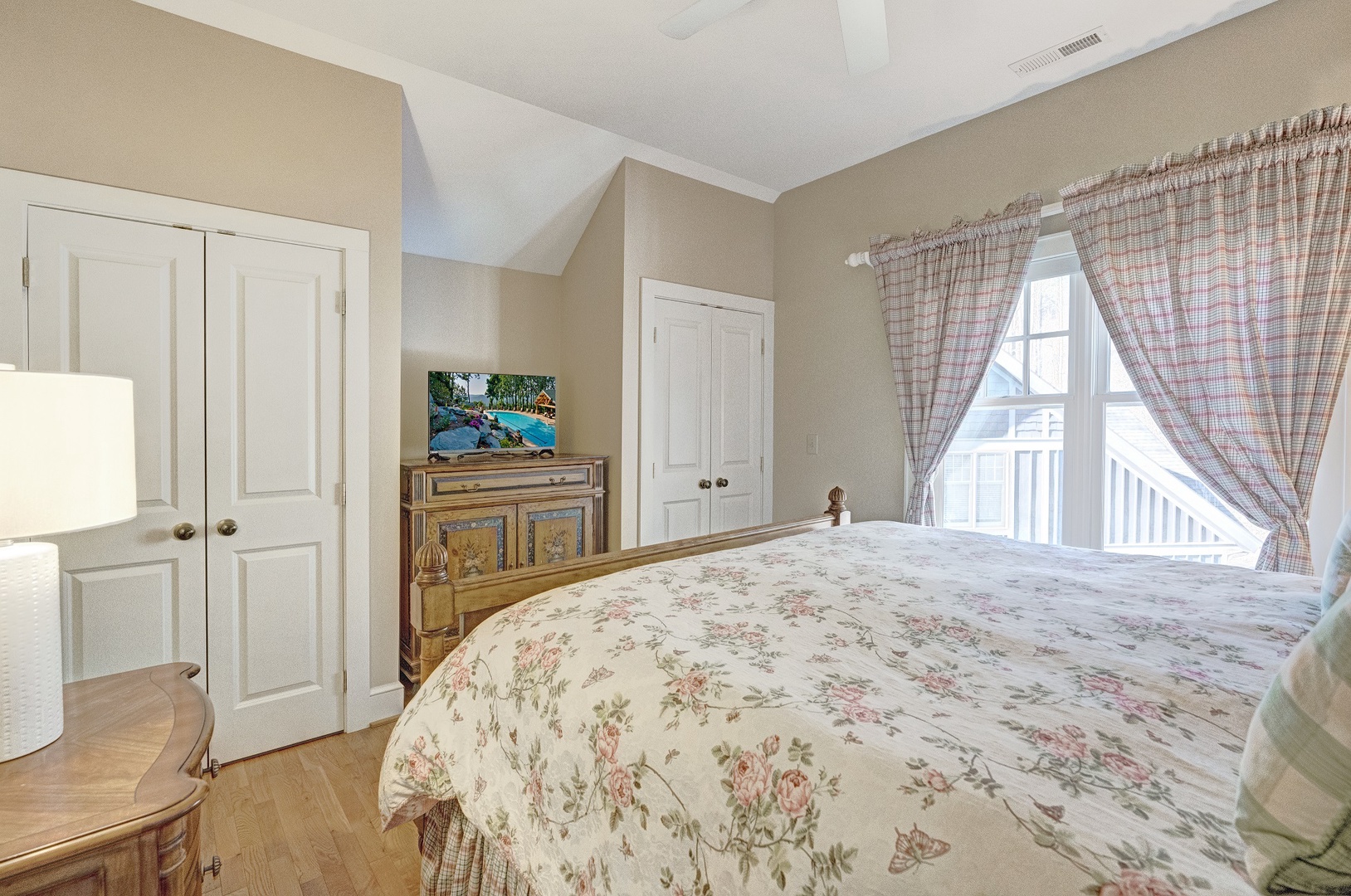 Guest Bedroom--- King Size Bed, Upstairs