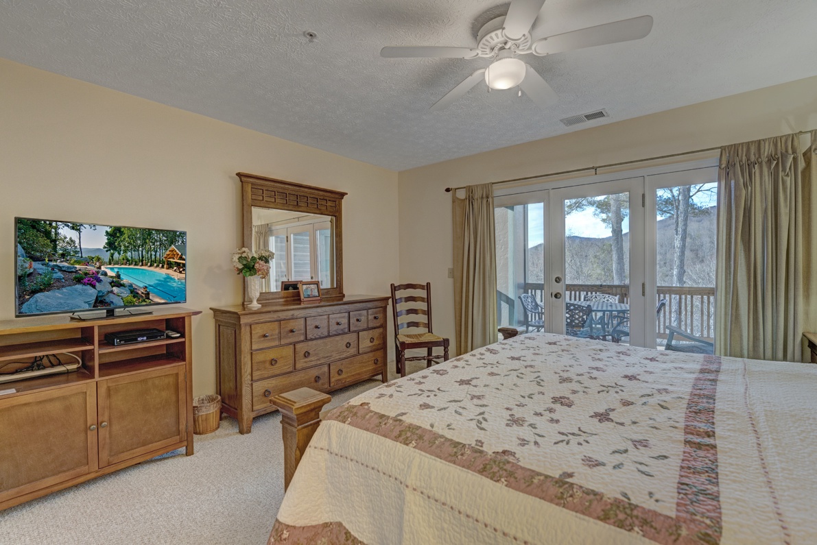 Primary Bedroom---King Size Bed, Mountain View, TV