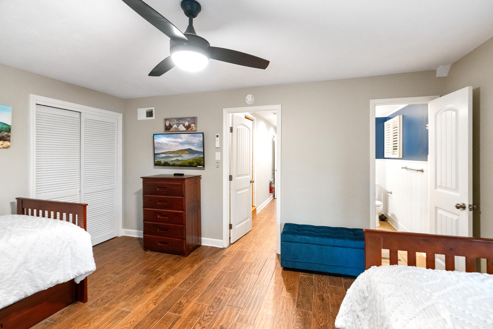 Guest Bedroom---Two Twin Beds, Downstairs