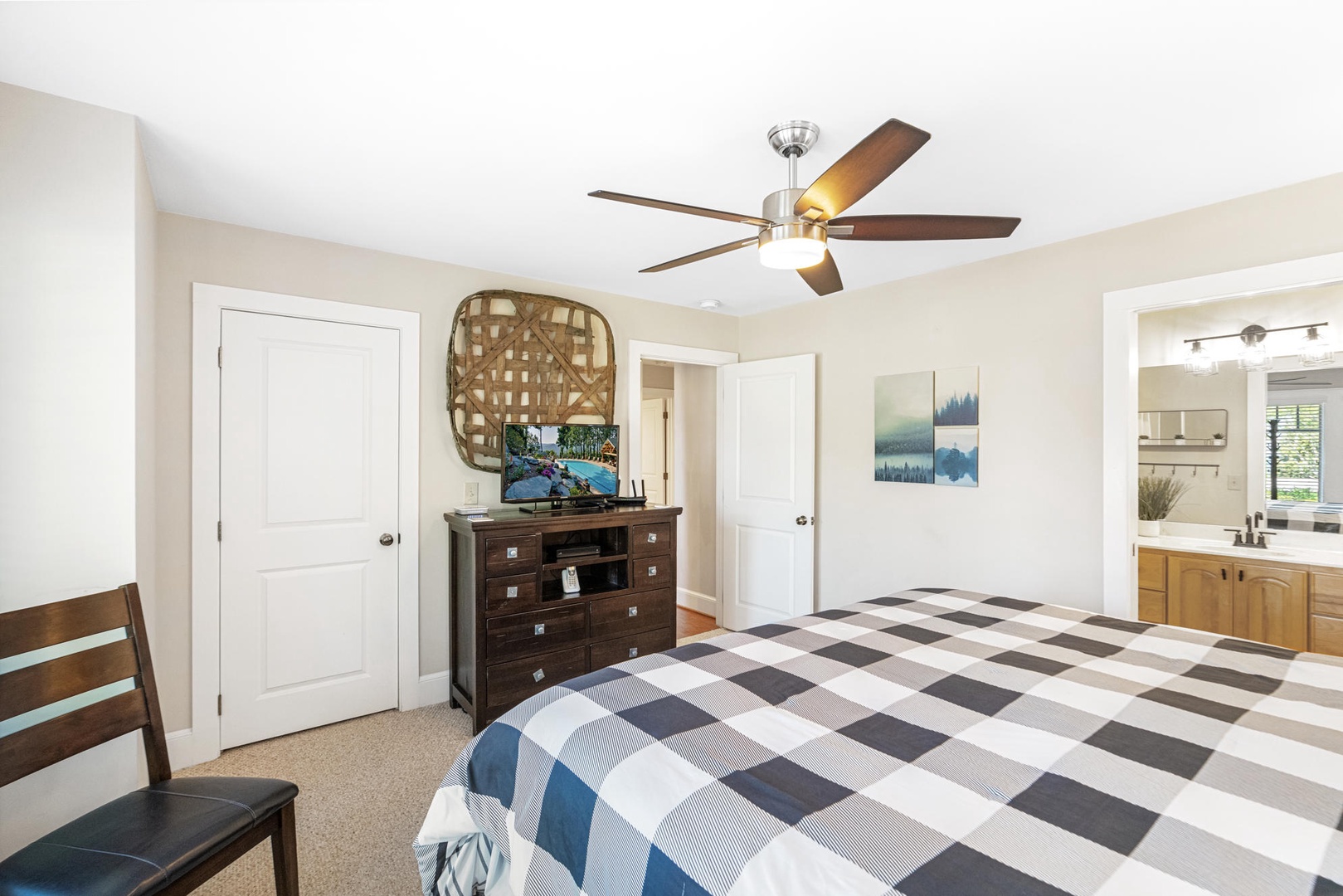 Guest Bedroom---Queen Size Bed, TV