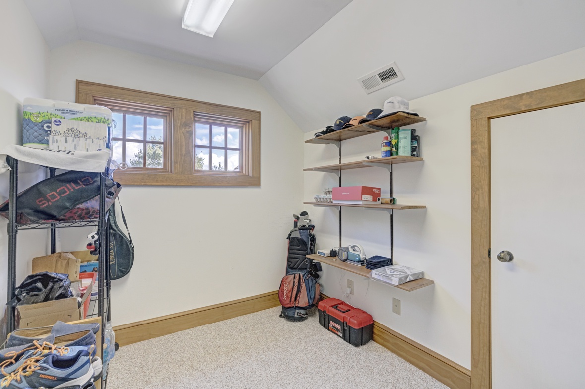 Bonus Room--- Office, Extra Sleeping Space, etc.