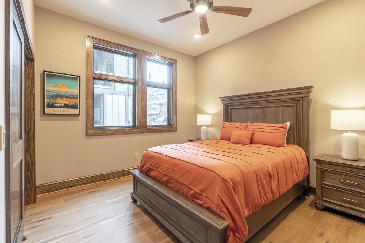 Guest Bedroom--- Queen Size Bed
