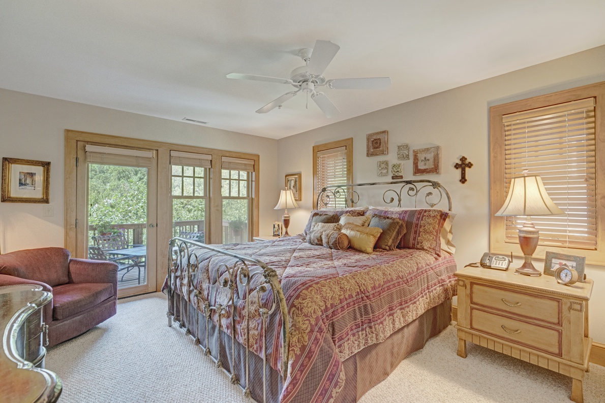 Primary Bedroom--- King Size Bed, Mtn View, TV