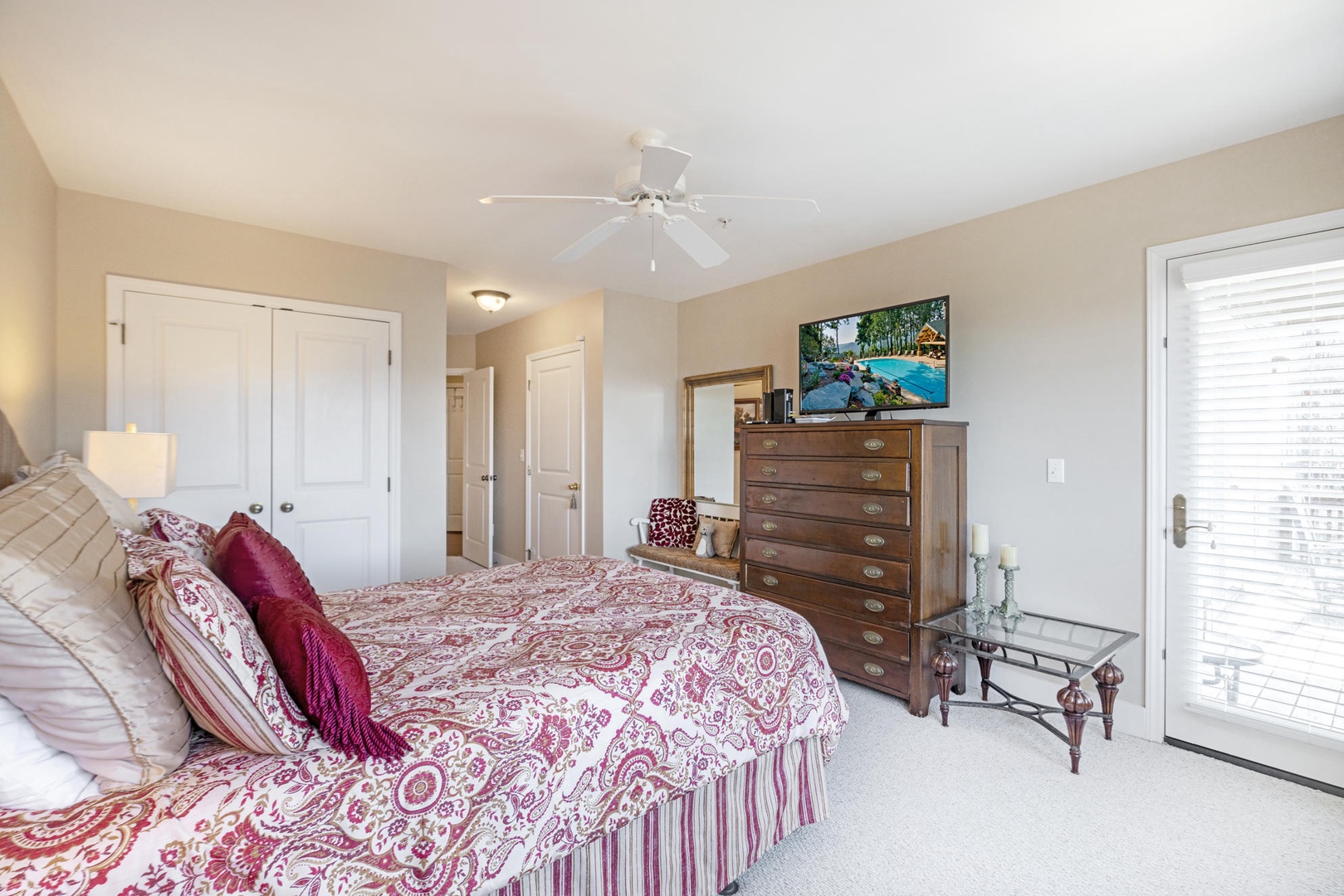 Primary Bedroom--- Queen Size Bed, Mtn View, TV