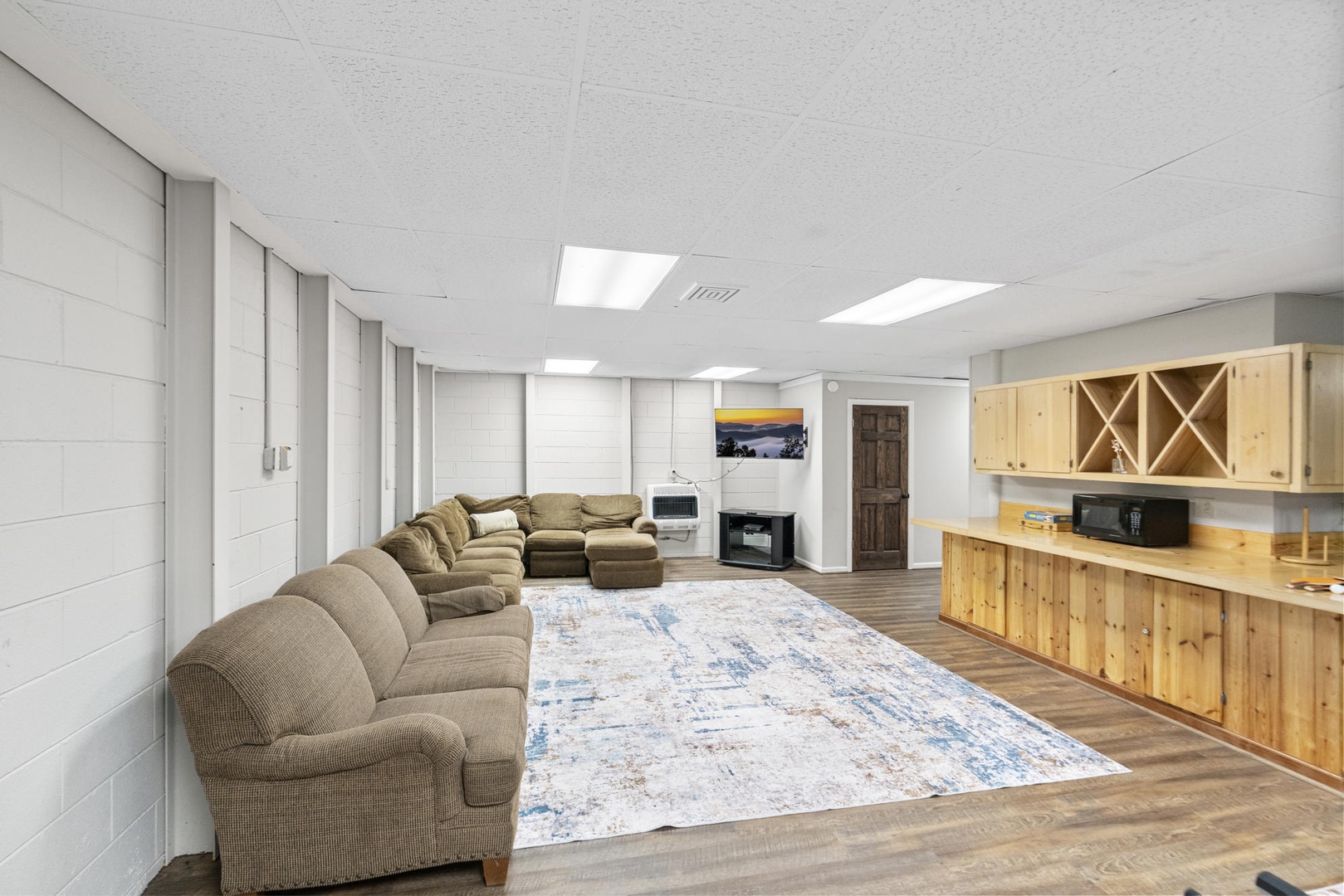 Rec Room---Large Space, TV, Billiard Table, Foosball, Cornhole