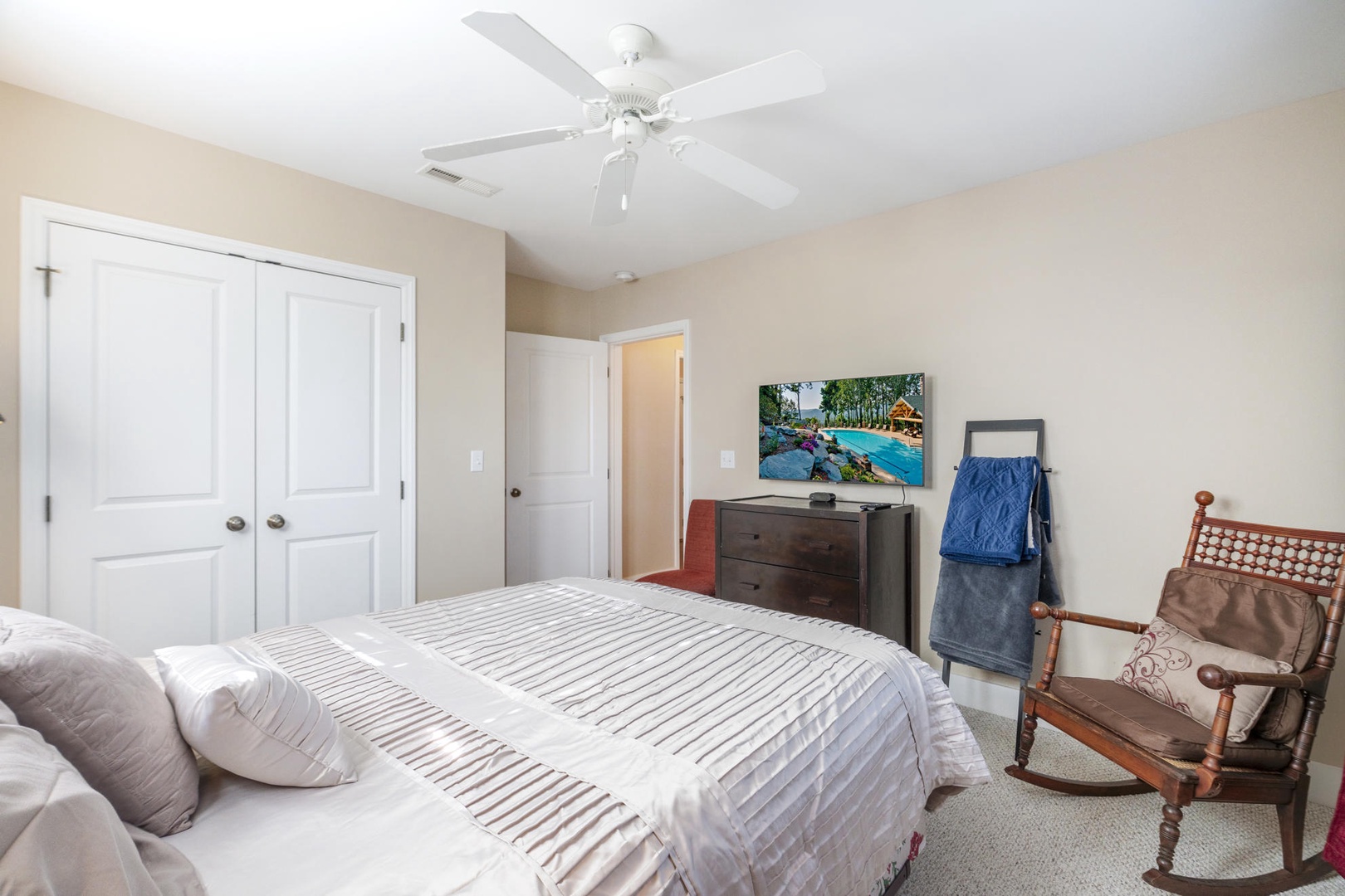 Guest Bedroom--- Queen Size Bed, TV
