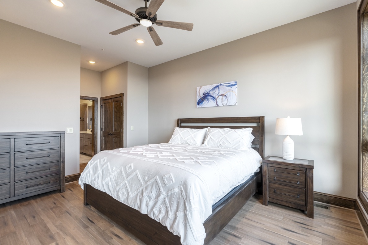 Primary Bedroom--- King Size Bed, Mountain View
