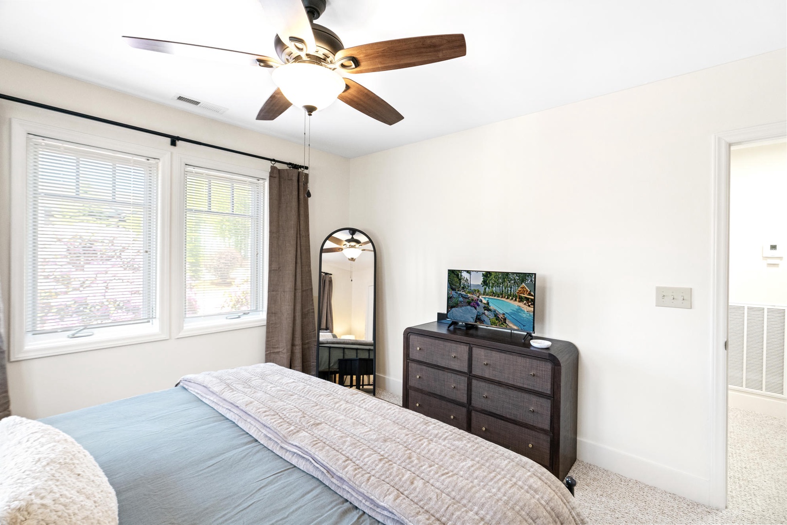 Guest Bedroom---King Size Bed, TV