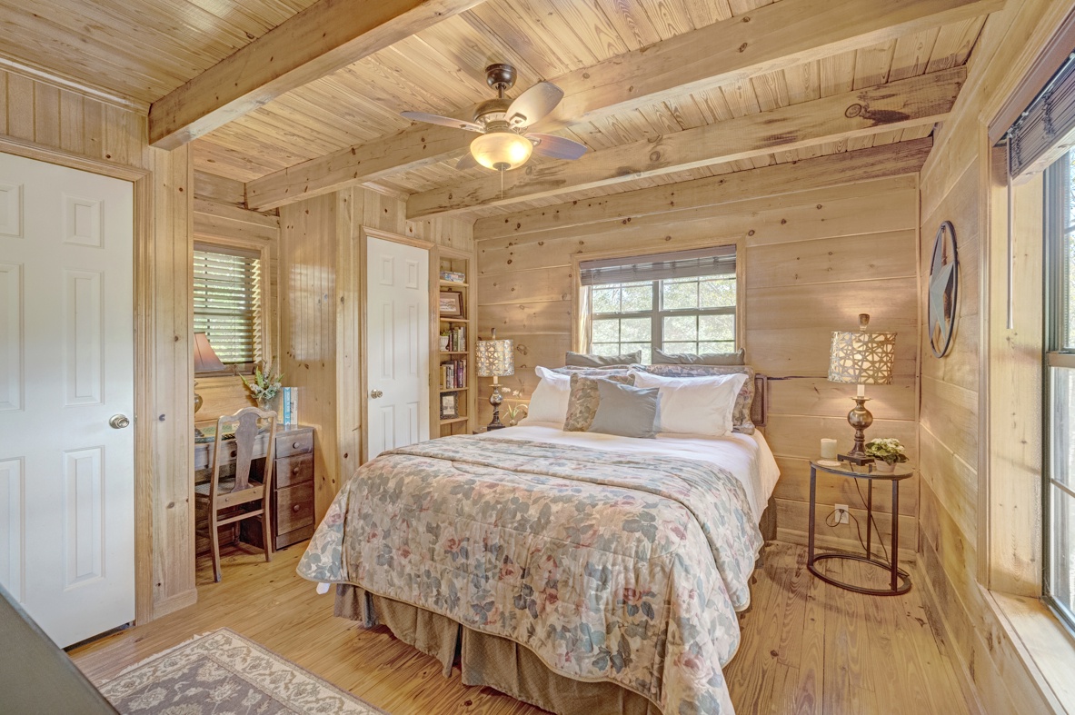 Primary Bedroom---Queen Size Bed, Main Floor