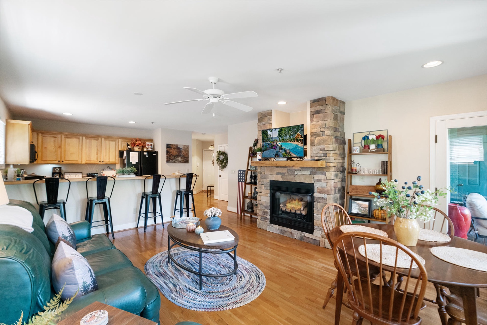 Open Floor Plan--- Kitchen/Dining/Living Rooms