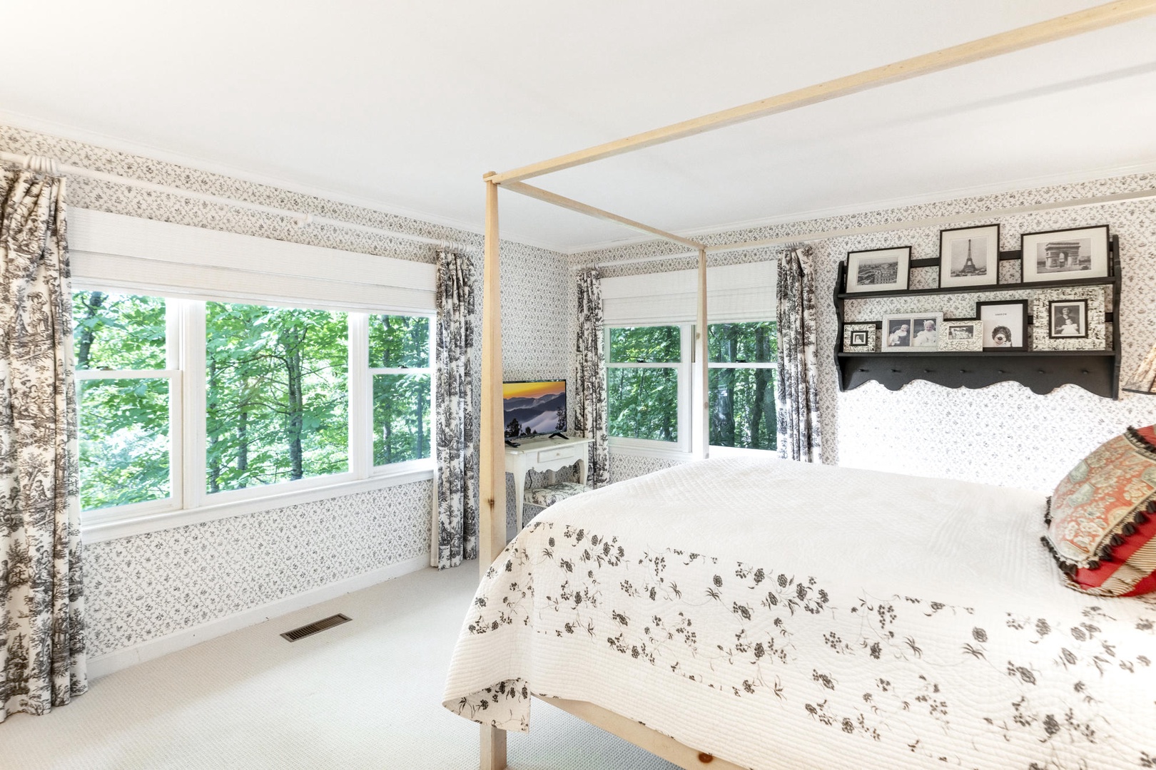 Guest Bedroom---Queen Size Bed, Downstairs