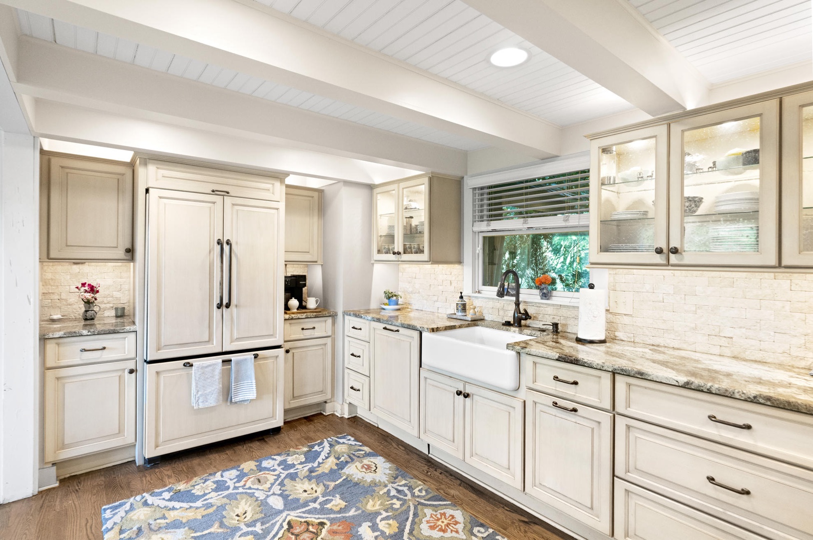 Kitchen---Granite Counter-tops, Modern Appliances