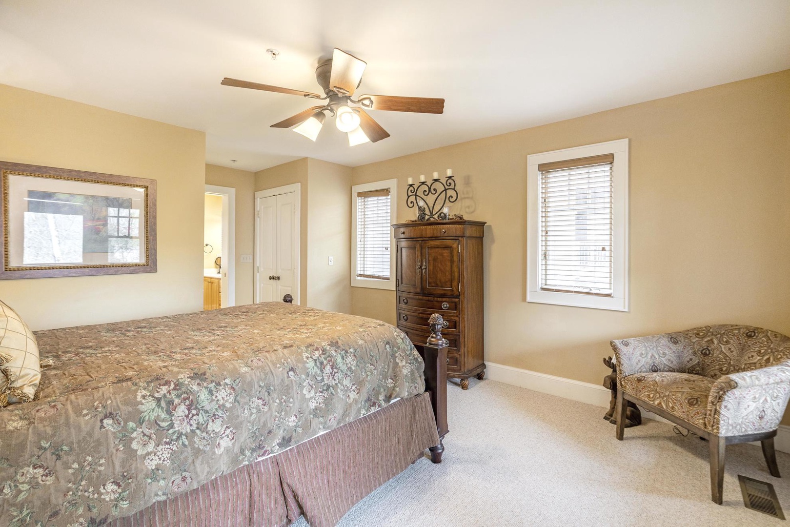 Primary Bedroom--- Queen Size Bed, Main Floor